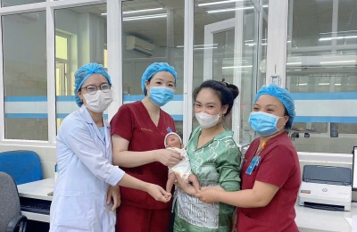 4 EM BÉ SINH NON KHỎE MẠNH ĐƯỢC XUẤT VIỆN TRONG NIỀM VUI CỦA GIA ĐÌNH